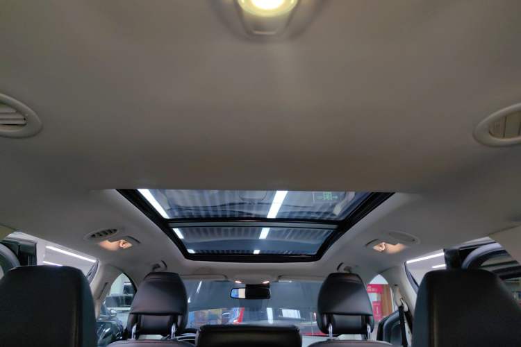 Used Ford Edge 2015 2.0T GTDi Two-Wheel-Drive High-Line Version
