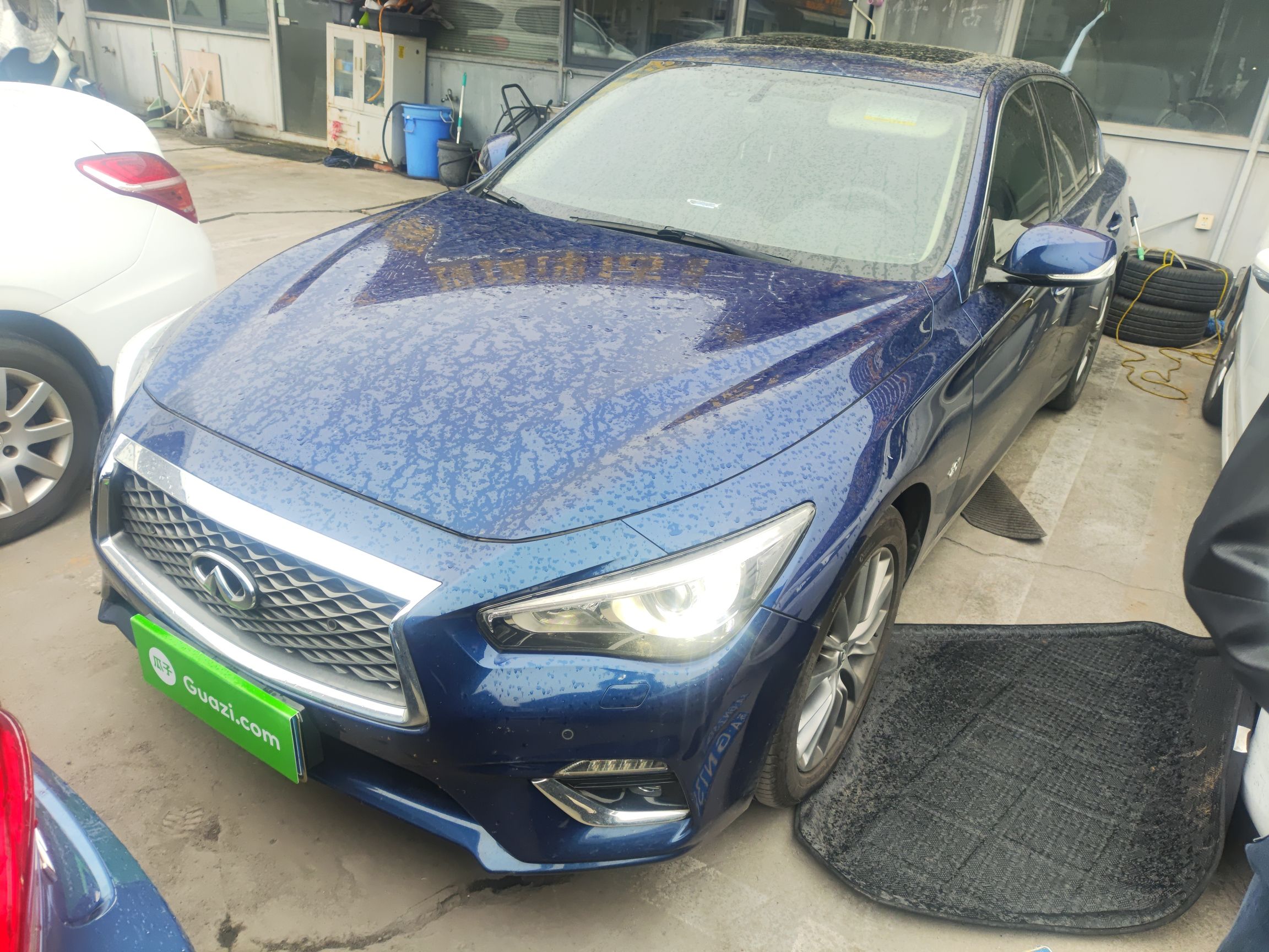 تحت مقدمة السيارة