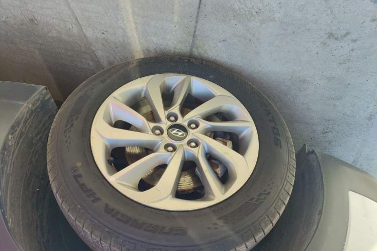 Used Hyundai Tucson 2015 1.6T Dual-Clutch Two-Wheel-Drive Smart Model Left Front Wheel Hub