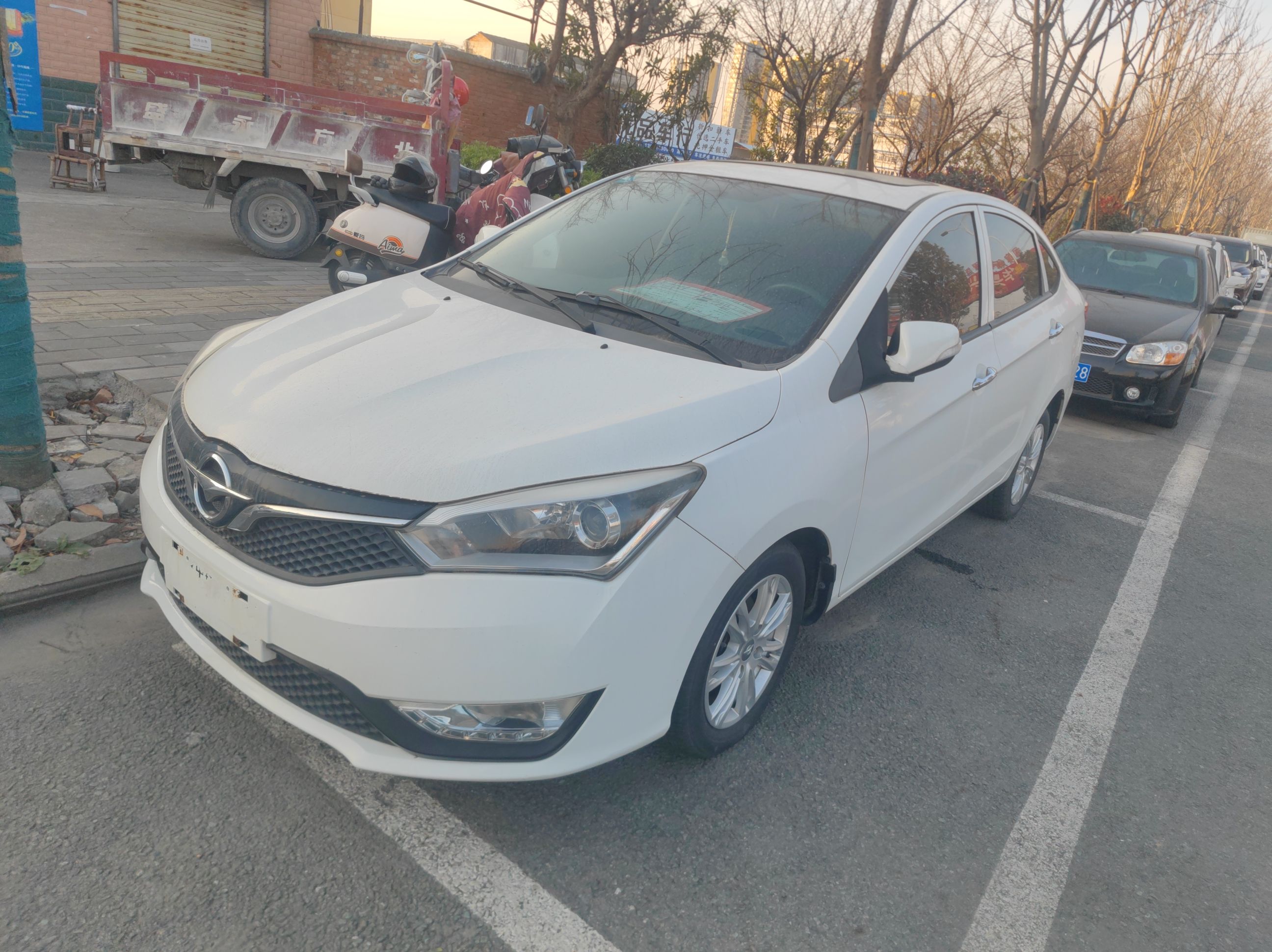 تحت مقدمة السيارة