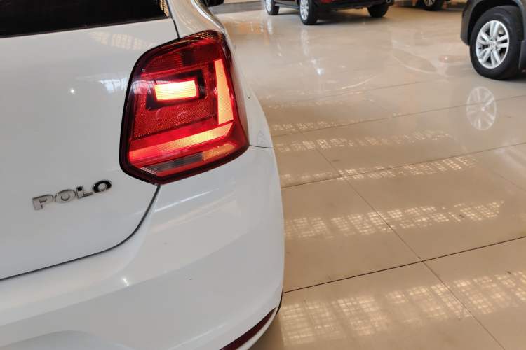 Used Volkswagen Polo 2016 1.4L Manual Fashion Model Exterior 3