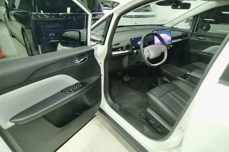 Used Venucia VX6 2025 Large Flat-Layout 520 Pro
