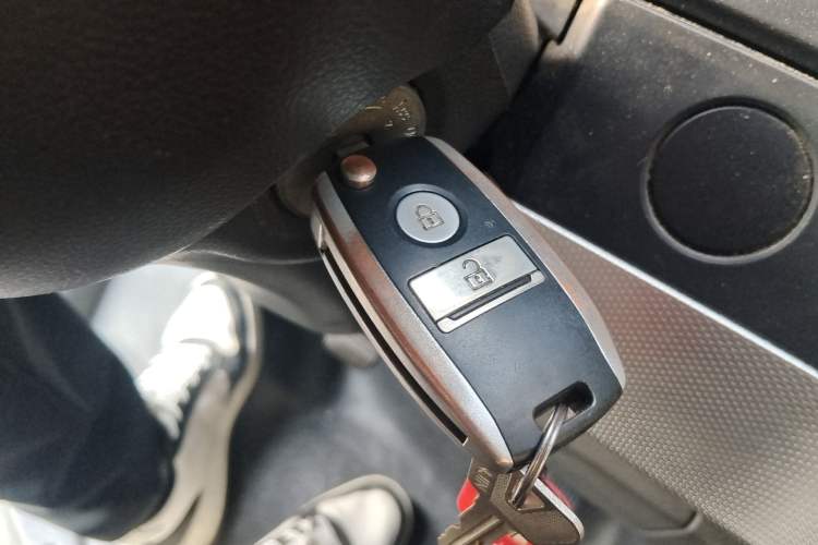 Used Dongfeng Yufeng 2023 V9+ 2.3T Manual Front-Drive Van Long Wheelbase High Roof 3-Seater
