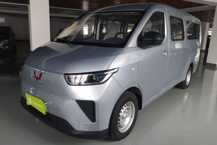 Used Wuling Yangguang 2024 300KM Comfort Version Passenger Van 75kW