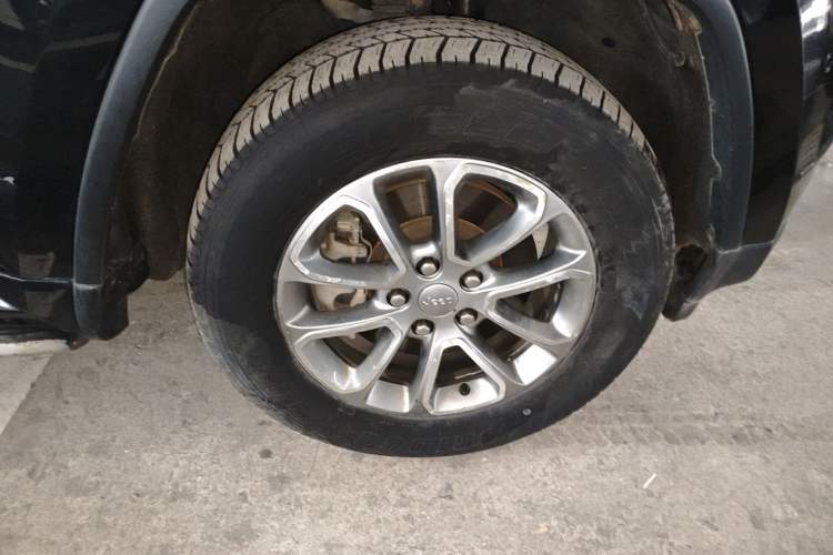 Used Jeep Grand Cherokee 2014 3.6L Elite Navigation Edition Right Front Wheel Hub