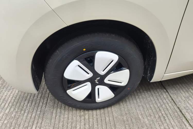 Used Wuling Hongguang MINIEV 2025 Four-Door Version Advanced Edition Left Front Wheel Hub