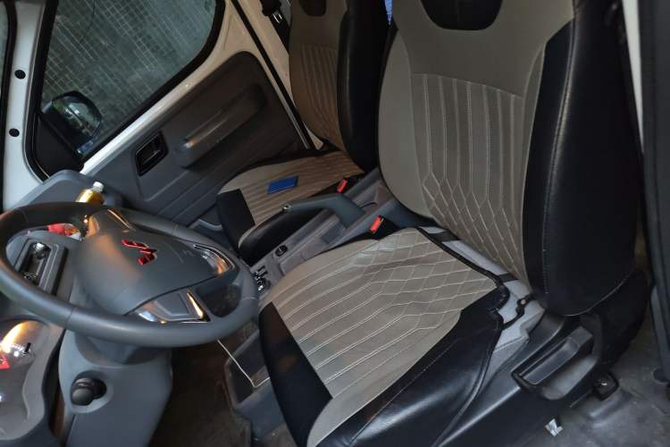 Used Wuling Yangguang 2024 300KM Comfort Version Passenger Van 75kW