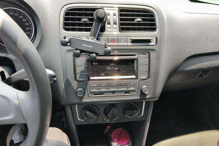 Used Volkswagen Polo 2014 1.6L Automatic Comfort Edition Audio And AC Panel