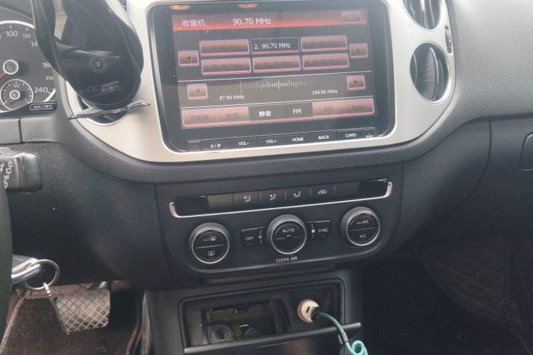 Used Volkswagen Tiguan 2017 300TSI Automatic Two-Wheel Drive Silk Road Luxury Edition Audio And AC Panel