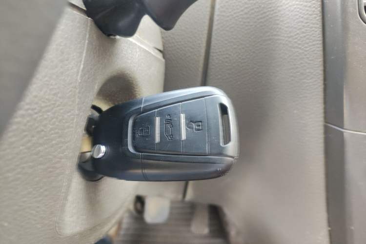 Used SAIC MAXUS Xintu V80 2015 2.5T Manual Aoyuntong Version Short Wheelbase Mid-Roof
