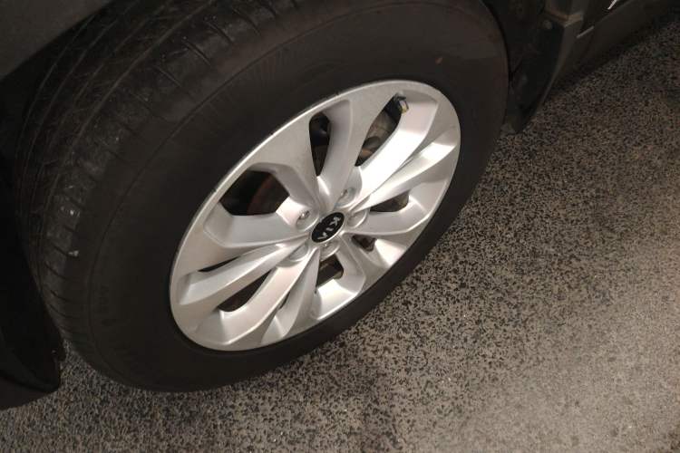 Used Kia Sorento 2013 2.4L 5-Seater Gasoline Comfort Version China IV Standard Left Front Wheel Hub