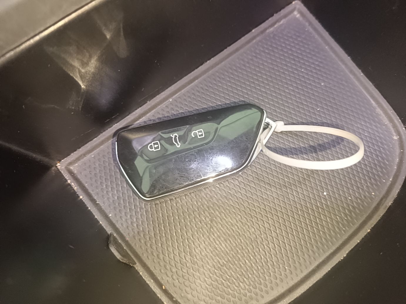  ID.UNYX 06