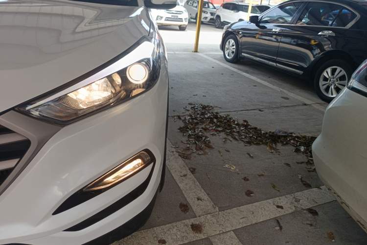 Used Hyundai Tucson 2015 1.6T Dual-Clutch Two-Wheel-Drive Smart Model Left Front Headlight