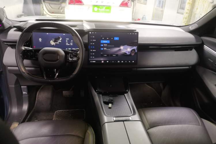 Used Lynk & Co 08 EM-P 2025 220 km All-Wheel-Drive Performance Halo