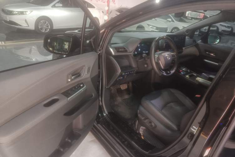 Used Toyota Granvia 2022 2.5L Hybrid Flagship Edition