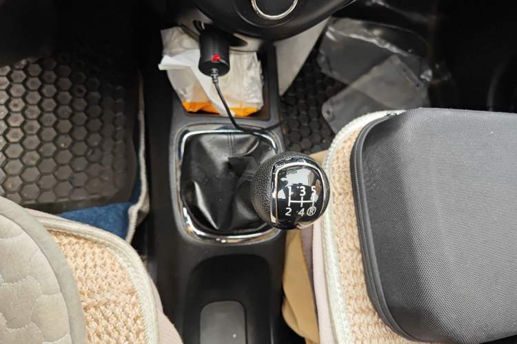 Used FAW Xiali N7 2013 1.3L Manual Luxury Model Gear Lever