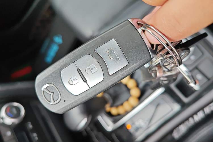 Used Mazda 3 Axela 2017 Sedan 2.0L Automatic Flagship Model China V Standard Vehicle Key