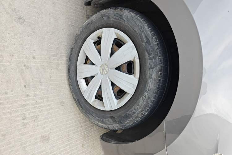 Used Volkswagen Jetta 2013 1.6L Automatic Fashion Model Right Front Wheel Hub