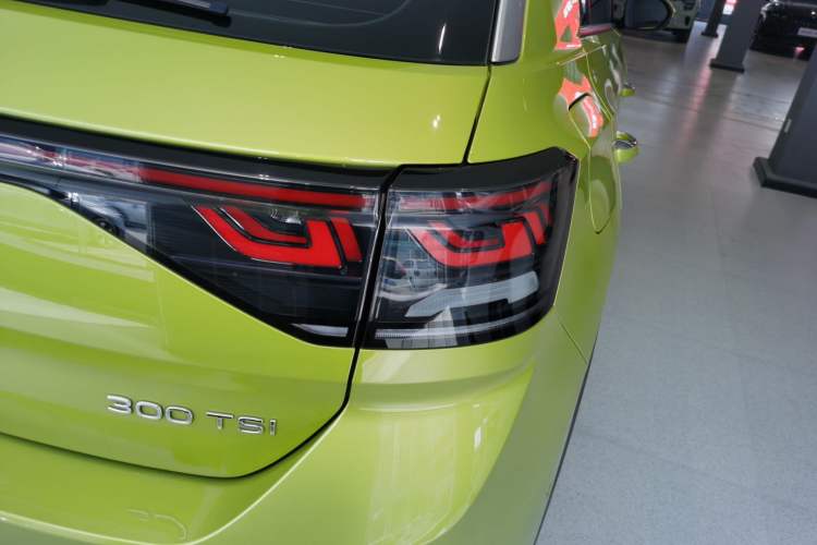 Used Volkswagen T-ROC 2023 300TSI DSG Two-Wheel Drive Starlight Edition