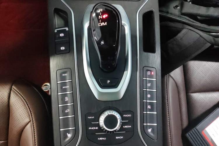 Used Wey VV6 2018 2.0T Two-Wheel-Drive Ultra-Luxury Version China V Standard