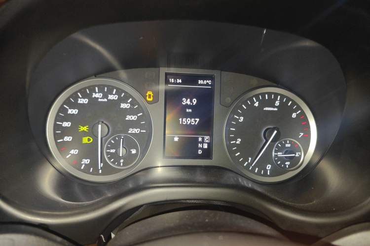 Used Mercedes-Benz Vito 2021 2.0T Elite Version 7 Seats Odometer Close Up