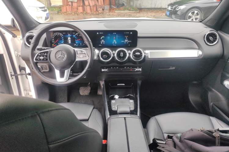 Used Mercedes-Benz GLB 2023 GLB 200 Dynamic Edition Center Console