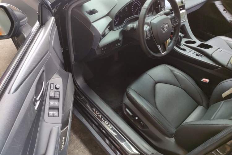 Used Toyota Avalon 2019 Dual-Engine 2.5L Luxury Edition China VI Standard