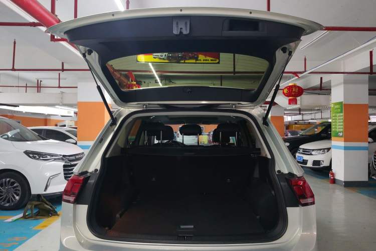 Used Volkswagen Tiguan L 2018 330TSI Automatic Two-Wheel Drive Luxury Edition Trunk