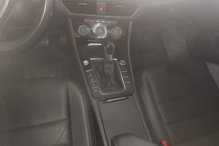 Used Volkswagen Sagitar 2022 280TSI DSG Flyover Edition Gear Lever