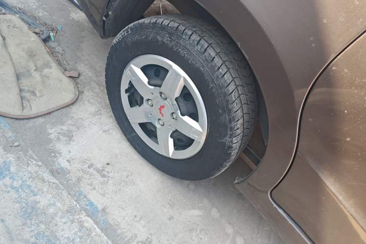 Used Wuling Hongguang 2015 1.5L S Basic Version China V Standard Right Rear Wheel Hub