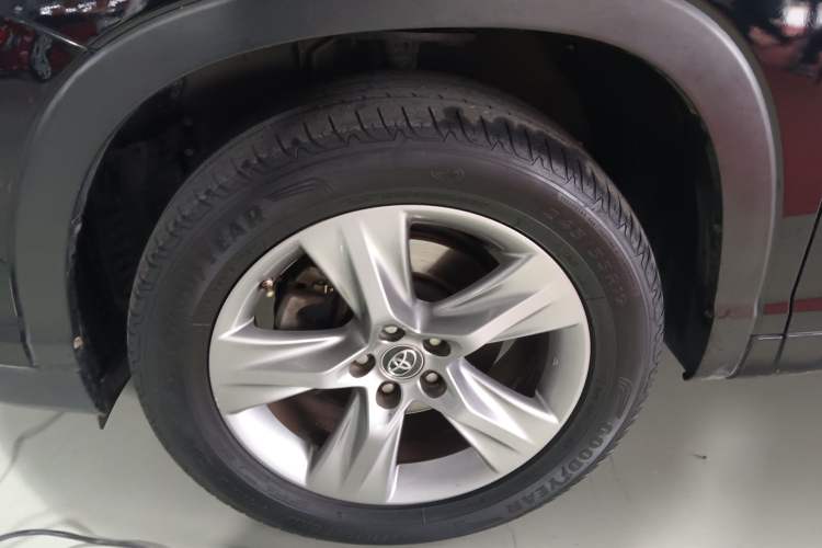 Used Toyota Highlander 2015 2.0T Four-Wheel Drive Luxury Edition 7-Seater Left Front Wheel Hub