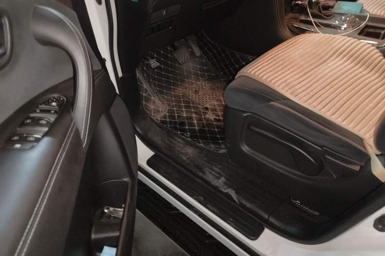 Used Nissan Patrol 2018 4.0L LinkedIn Edition Driver Seat