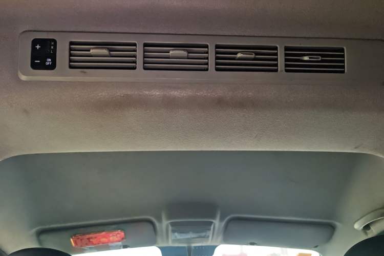 Used Jinbei Gold Hiace 2023 1.5L Passenger Van Travel Lion 5/6/7-Seater with Central Air Conditioning Headliner