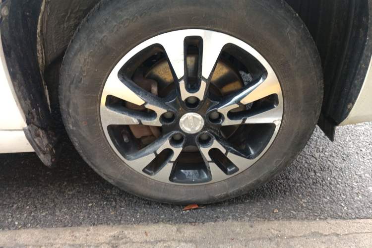 Used Dongfeng Fengon E380 2023 Standard Edition – Comfort Model 5 Seats Right Front Wheel Hub