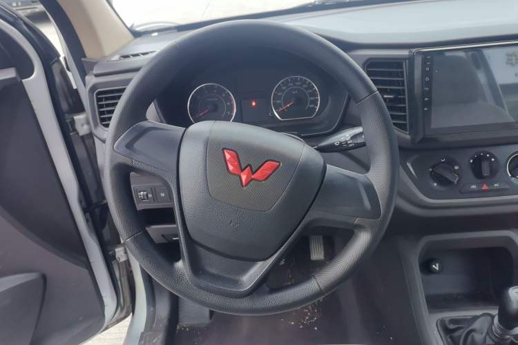 Used Wuling Hongguang V 2022 1.5L Jingqu Version Hydraulic Power Steering LAR Steering Wheel