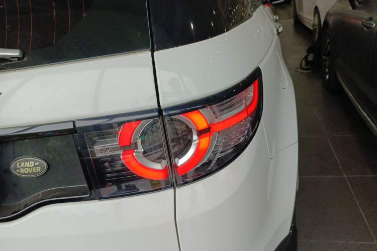 Used Land Rover Discovery Sport 2019 240 PS SE Version China VI Standard Exterior 3