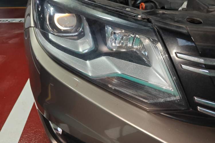 Used Volkswagen Tiguan 2013 1.8TSI Automatic Two-Wheel Drive Luxury Model Right Front Headlight