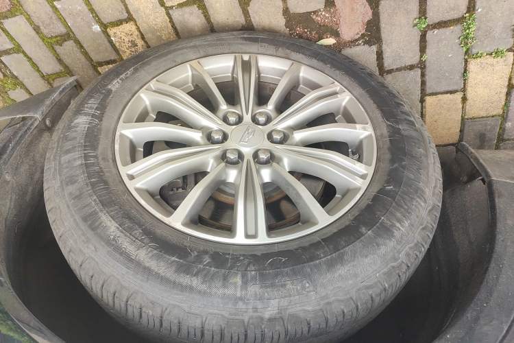 Used Cadillac XT5 2018 28T Four-Wheel Drive Luxury Model Right Front Wheel Hub