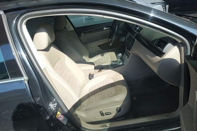 Used Volkswagen Magotan 2015 Facelift 1.8TSI Luxury Model Right Front Seat