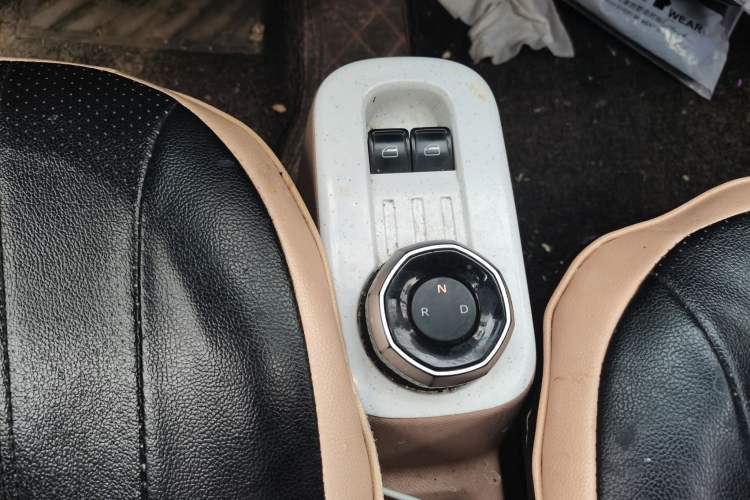 Used Geely Galaxy Panda 2023 Panda Mini 200km Endurance Bear Gear Lever