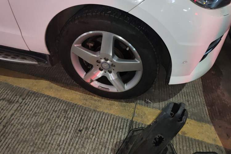 Used Mercedes-Benz M-Class 2014 ML 400 4MATIC Luxury Model Right Front Wheel Hub