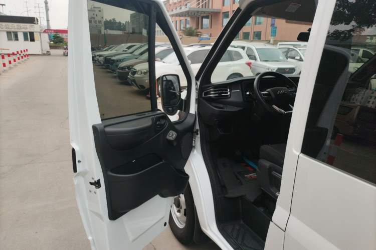 Used JMC Fushun 2025 2.0T 6MT Diesel Short-Wheelbase Mid-Roof Commercial Multi-Purpose Passenger Vehicle with 5/6 Seats
