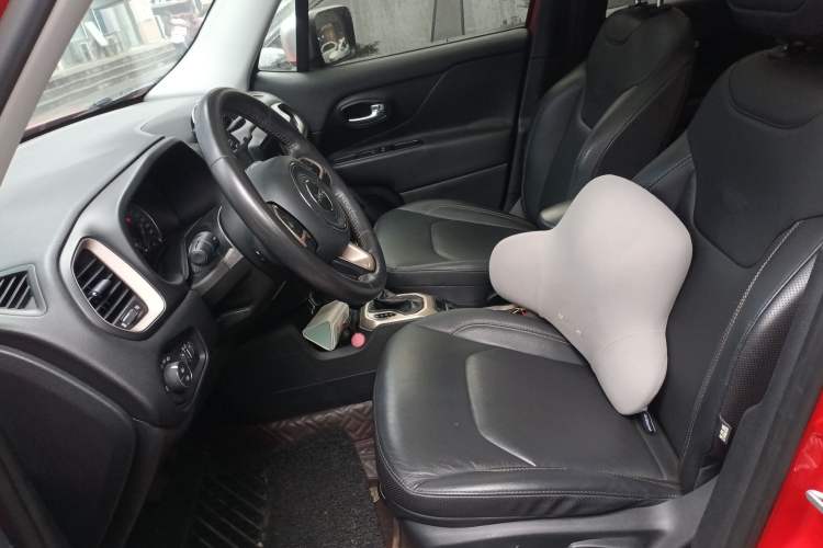 Used Jeep Renegade 2018 Connected Large Screen Version 180T Automatic Smart Version
