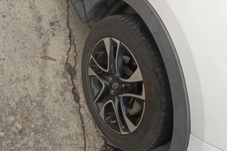 Used Soueast DX7 2015 1.5T Automatic Prestige Model Right Front Wheel Hub