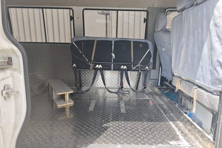 Used Iveco Daily 2022 2.5T A37 M1 Passenger Van 5-9 Seats Long Wheelbase Mid-Roof Design Dual Tires Side Sliding Doors
