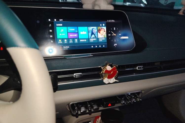 Used ORA Good Cat 2022 400km Standard Range Luxury Version Lithium Iron Phosphate Audio And AC Panel