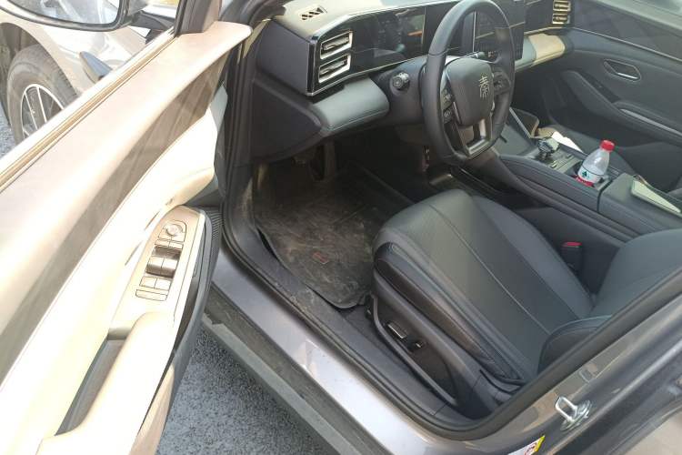 Used BYD Qin L 2025 DM-i Smart Drive 120KM Leading Model
