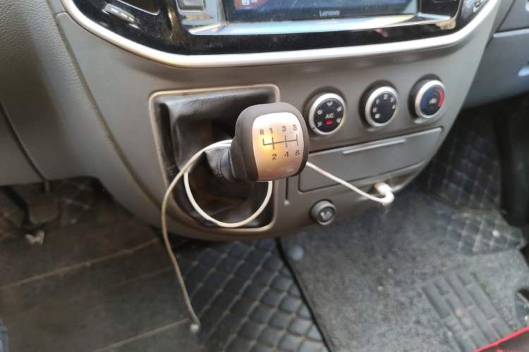 Used SAIC MAXUS Xintu V80 2019 2.5T Classic Edition 6-Speed Manual – Aoyuntong Modified Version Short Wheelbase Mid-Height Roof 5/6 Seats Gear Lever