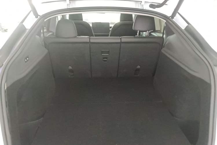 Used Tesla Model Y 2025 Long-Range All-Wheel-Drive Version