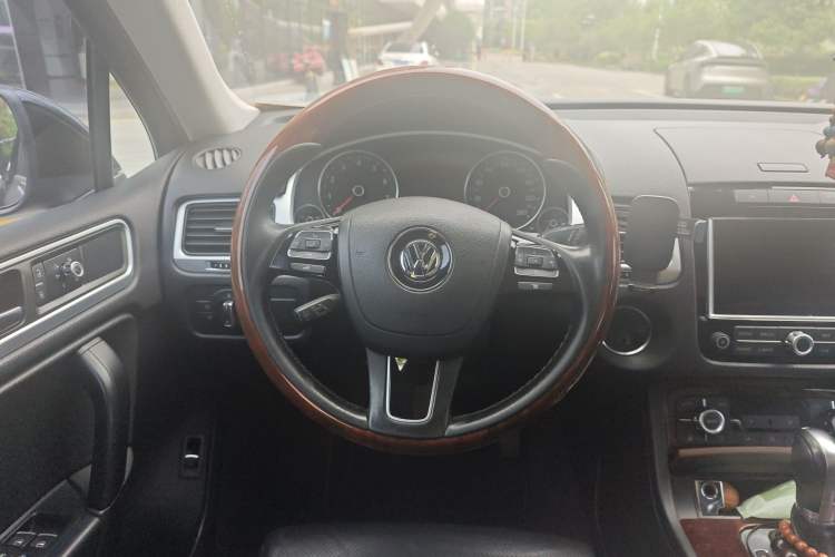 Used Volkswagen Touareg 2011 3.0 TSI Comfort Version Steering Wheel